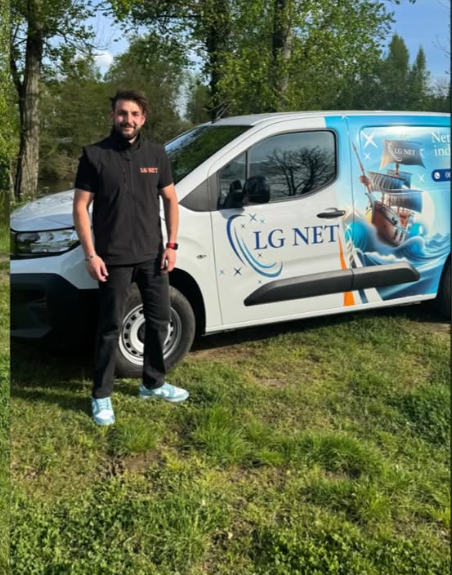 Lucas Giffard-Bouvier devant un véhicule LGnet