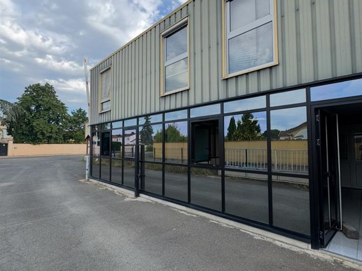 Abords de bâtiment professionnel entretenus