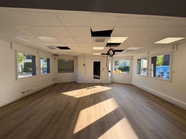 Salle tertiaire propre et prête à l'usage